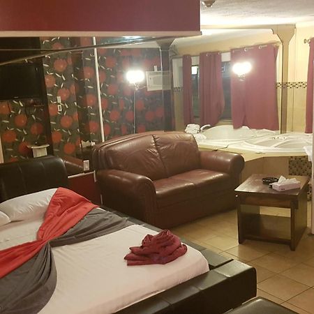 Chomedey Inn Лаваль Екстер'єр фото
